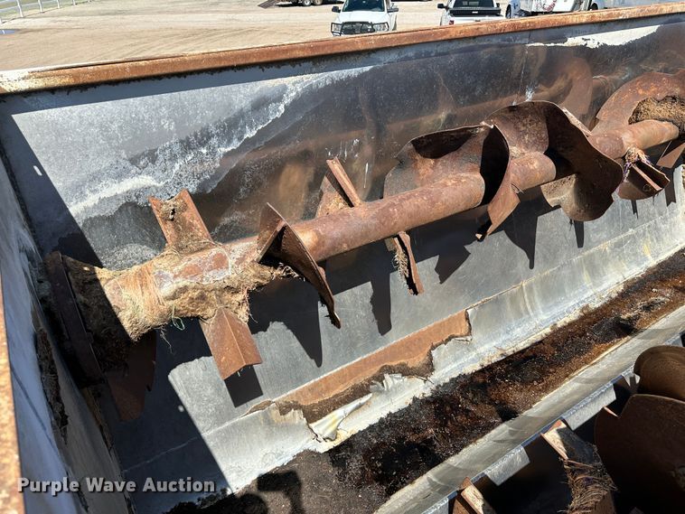 image for item LT9258 2007 International 7400  feed mixer truck