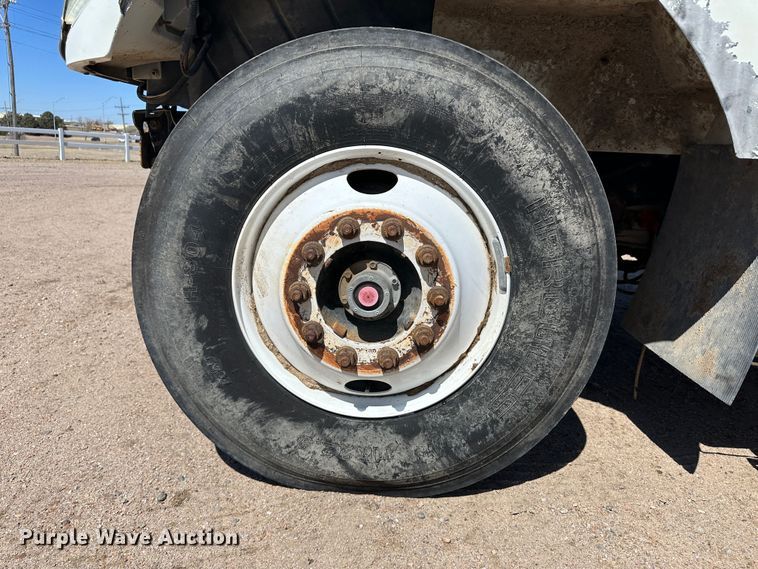 image for item LT9258 2007 International 7400  feed mixer truck