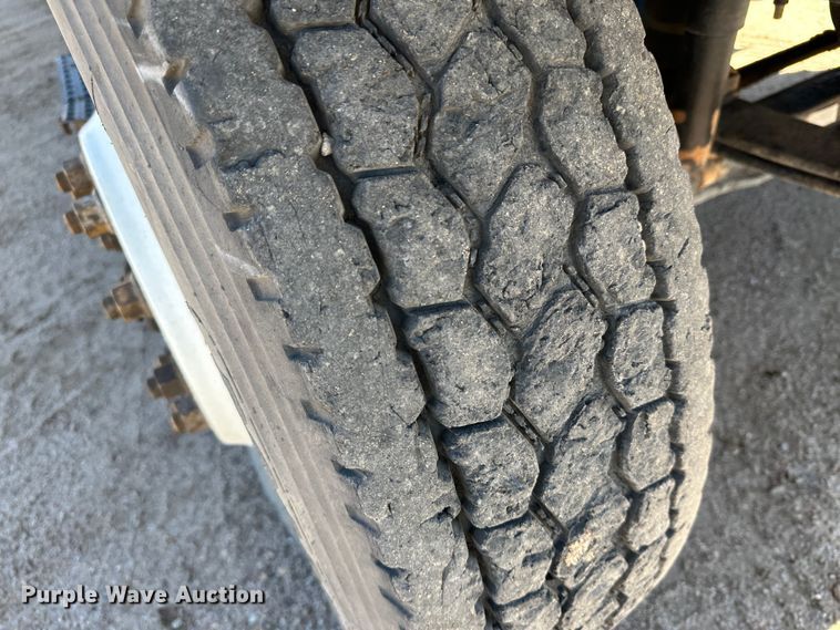 image for item LT9258 2007 International 7400  feed mixer truck