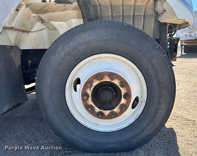 image for item LT9258 2007 International 7400  feed mixer truck