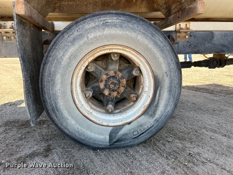 image for item LT9258 2007 International 7400  feed mixer truck