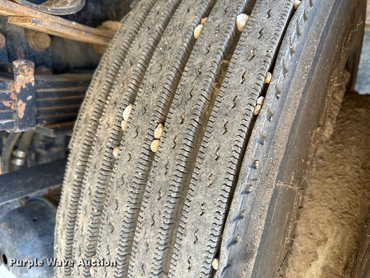 image for item LT9258 2007 International 7400  feed mixer truck