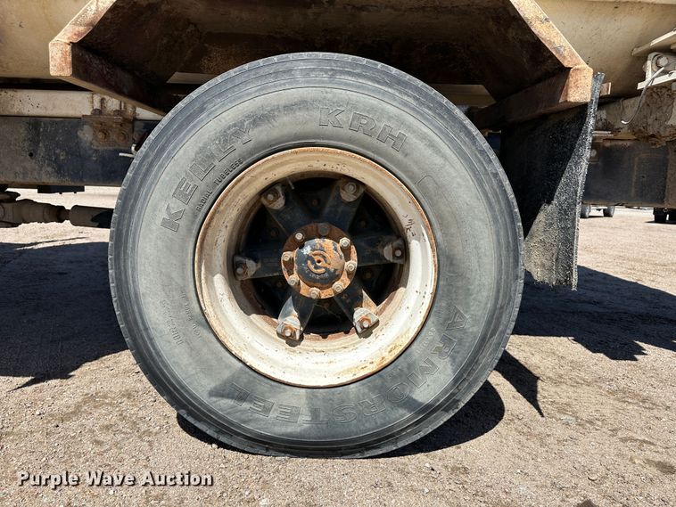 image for item LT9258 2007 International 7400  feed mixer truck