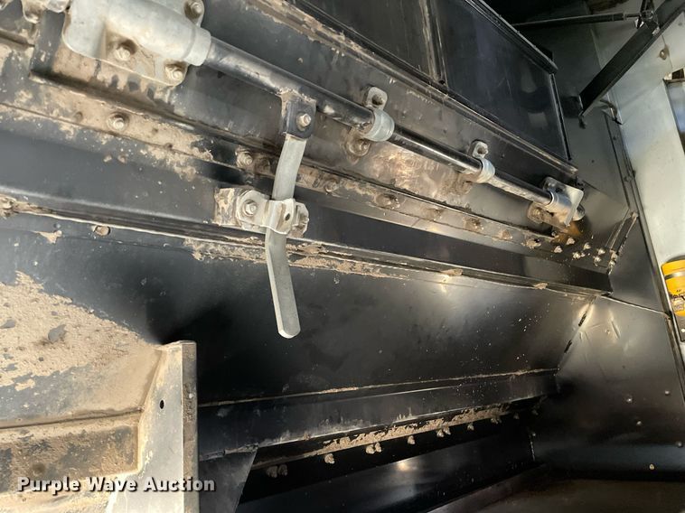 image for item MY9133 1995 Gleaner R-62  RWA combine