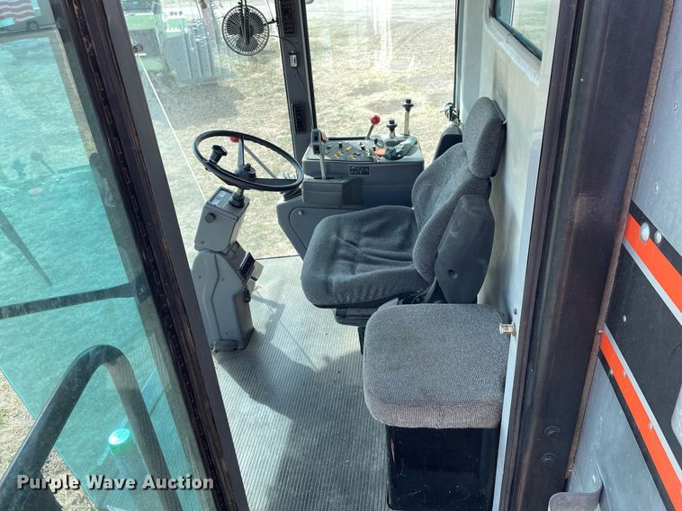 image for item MY9133 1995 Gleaner R-62  RWA combine