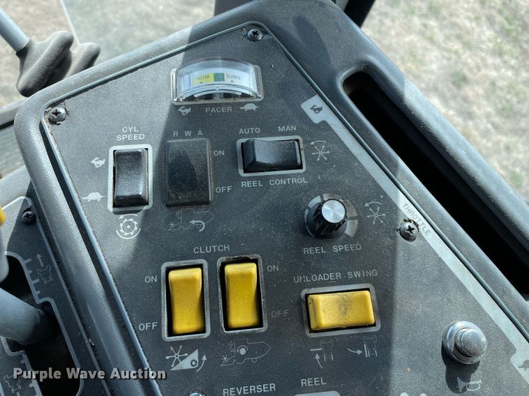 image for item MY9133 1995 Gleaner R-62  RWA combine