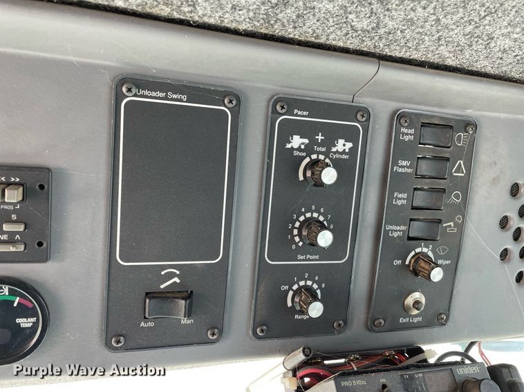 image for item MY9133 1995 Gleaner R-62  RWA combine