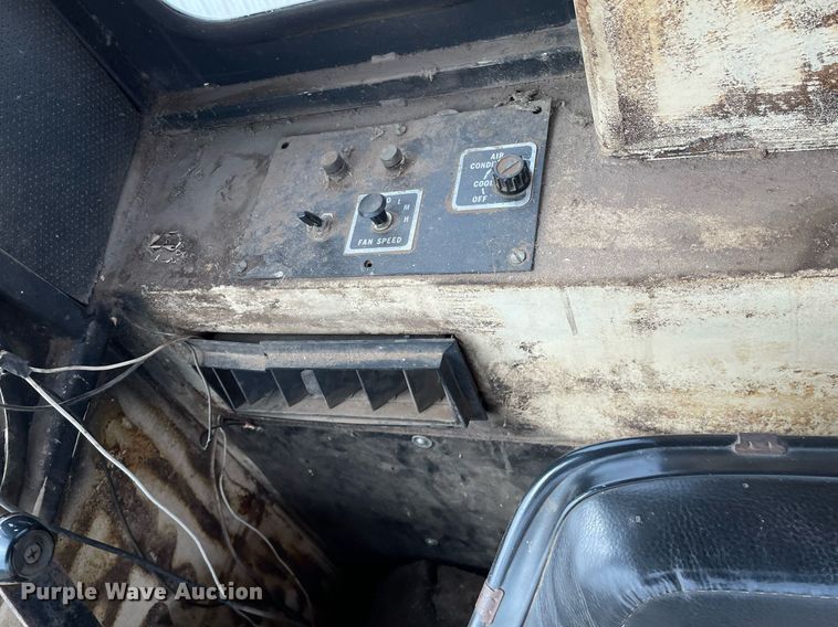 image for item MY9135 Hesston 6600  swather / windrower