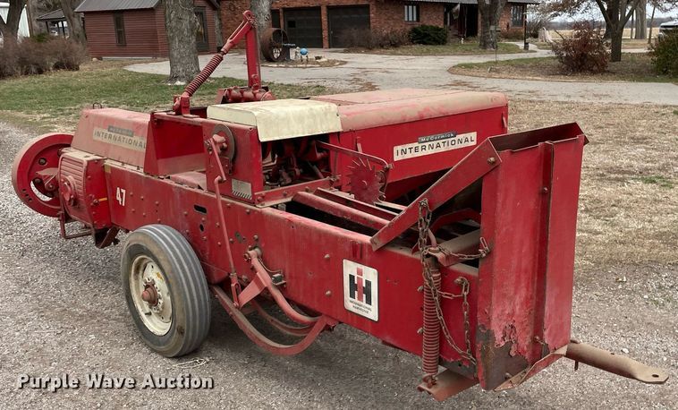 image for item MY9138 International Harvester 47  small square baler