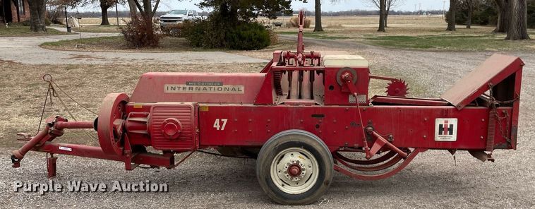 image for item MY9138 International Harvester 47  small square baler