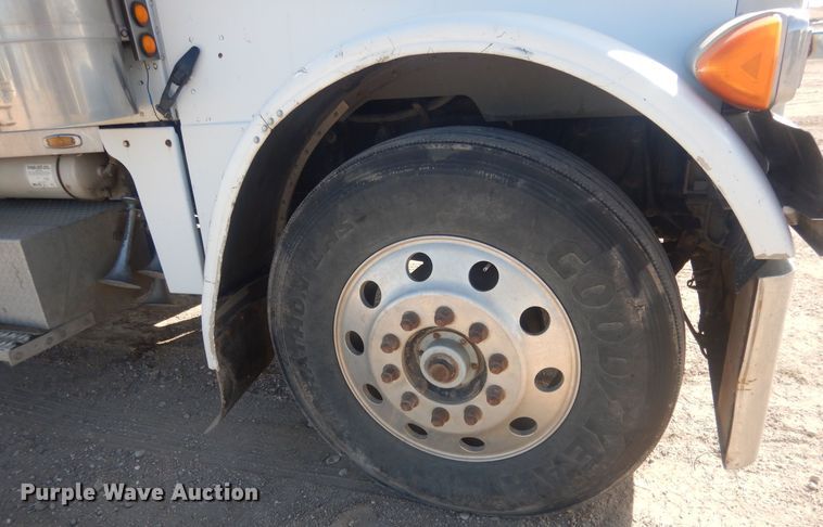 image for item DJ7007 1996 Peterbuilt 379  semi truck