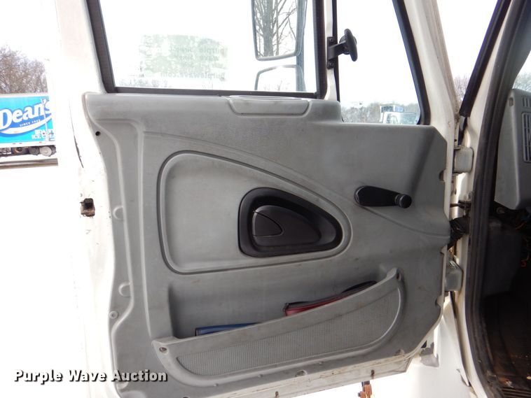 image for item DK2194 2004 International 4300  refrigerated truck