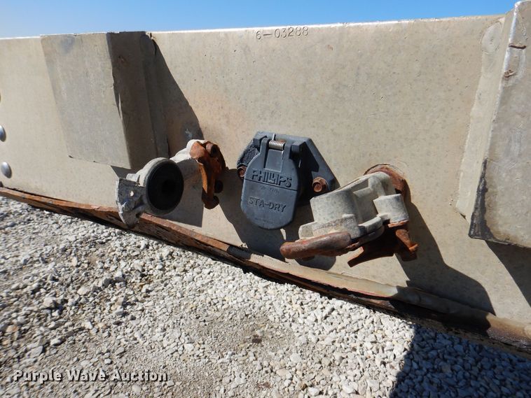 image for item DK5204 1999 Wilson  flatbed trailer