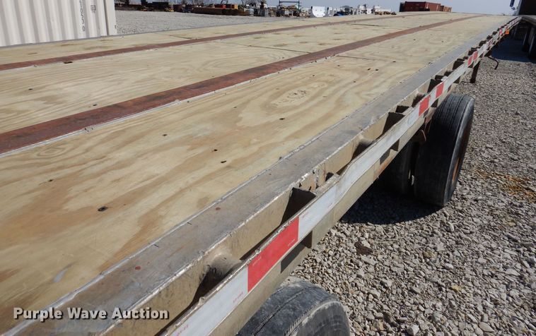 image for item DK5204 1999 Wilson  flatbed trailer