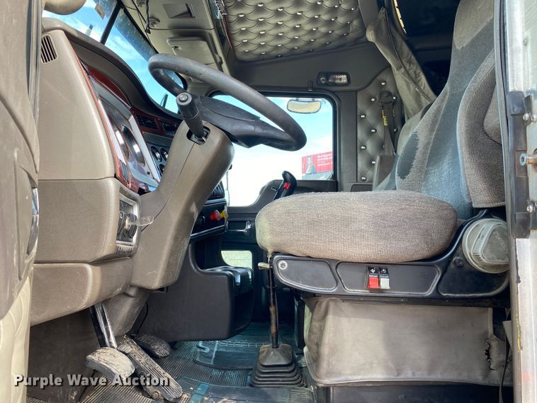 image for item DL7010 2007 Kenworth T600  semi truck