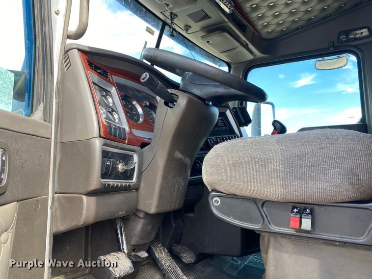 image for item DL7010 2007 Kenworth T600  semi truck