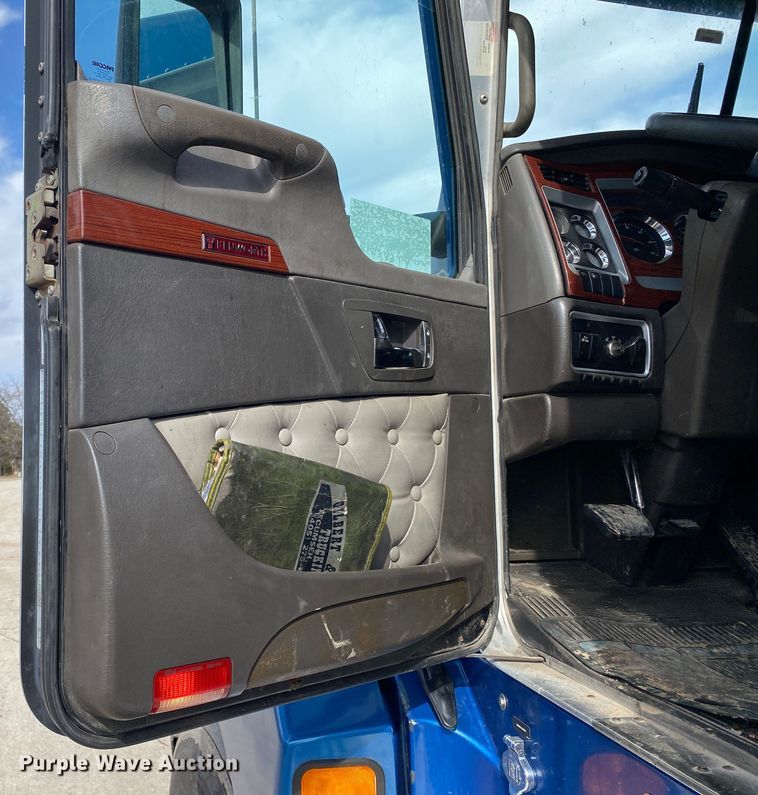 image for item DL7010 2007 Kenworth T600  semi truck