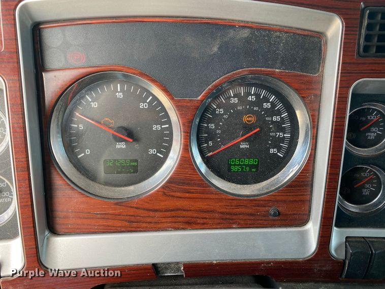 image for item DL7010 2007 Kenworth T600  semi truck