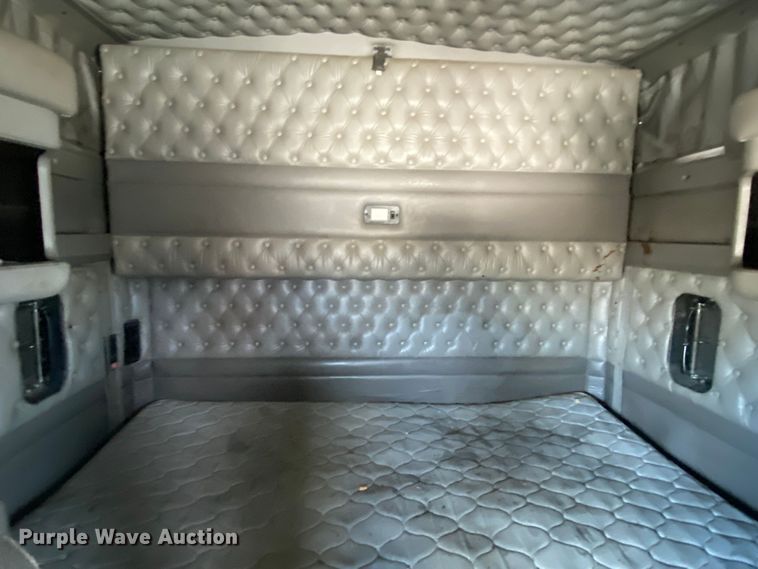 image for item DL7010 2007 Kenworth T600  semi truck