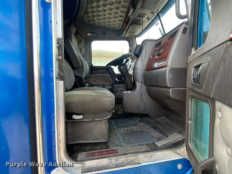 image for item DL7010 2007 Kenworth T600  semi truck