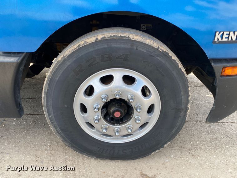 image for item DL7010 2007 Kenworth T600  semi truck