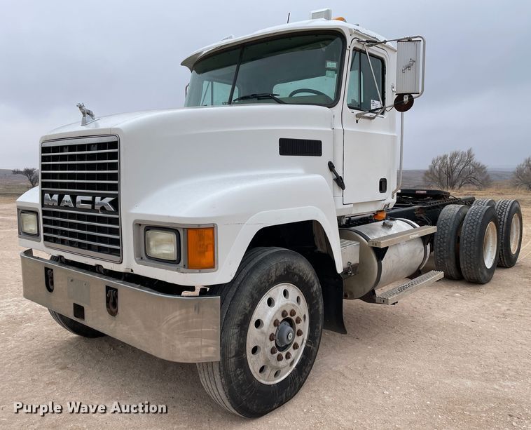 image for item DN4559 2001 Mack CH613  semi truck