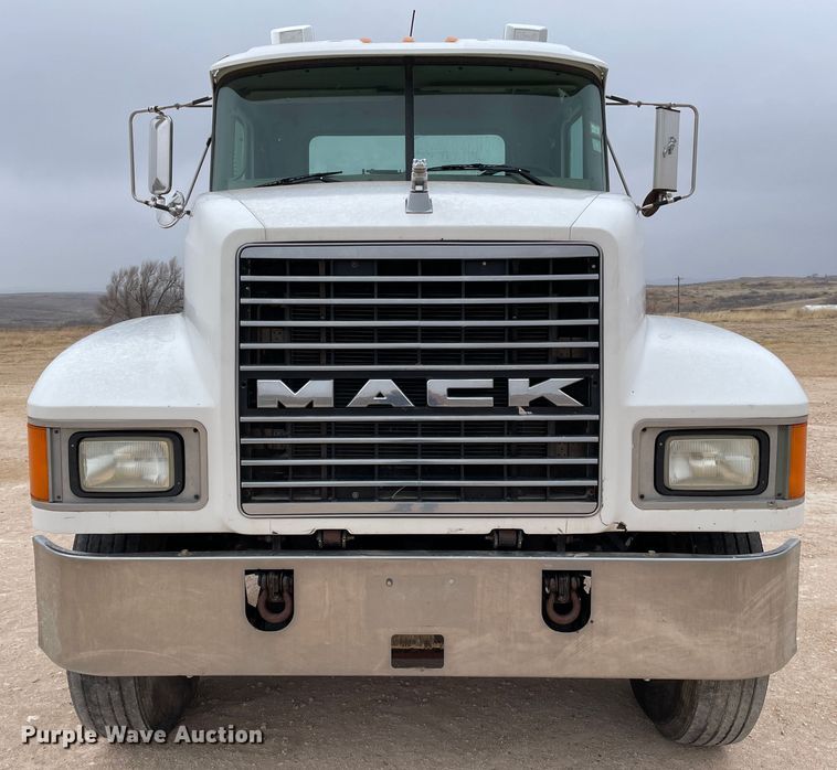 image for item DN4559 2001 Mack CH613  semi truck