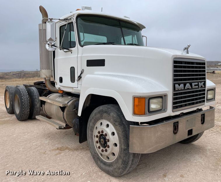 image for item DN4559 2001 Mack CH613  semi truck