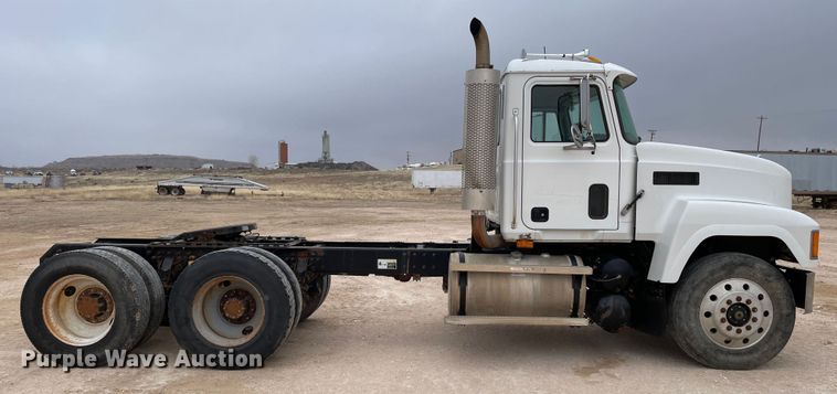 image for item DN4559 2001 Mack CH613  semi truck