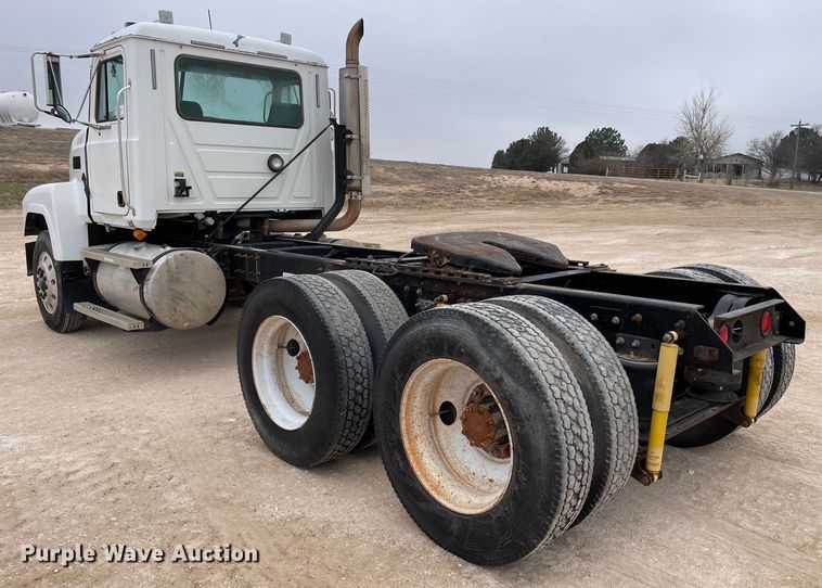 image for item DN4559 2001 Mack CH613  semi truck