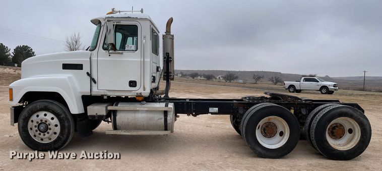image for item DN4559 2001 Mack CH613  semi truck
