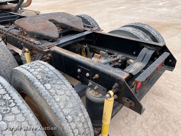 image for item DN4559 2001 Mack CH613  semi truck