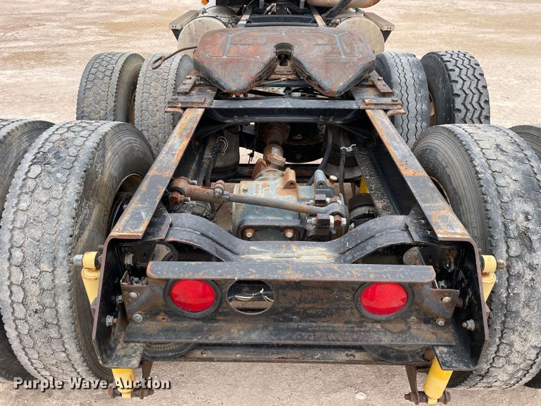 image for item DN4559 2001 Mack CH613  semi truck