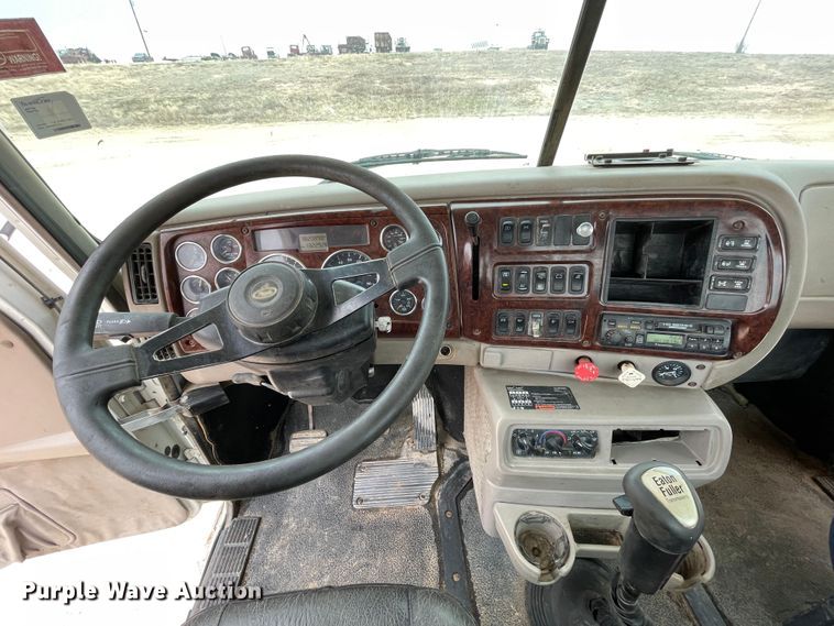 image for item DN4559 2001 Mack CH613  semi truck