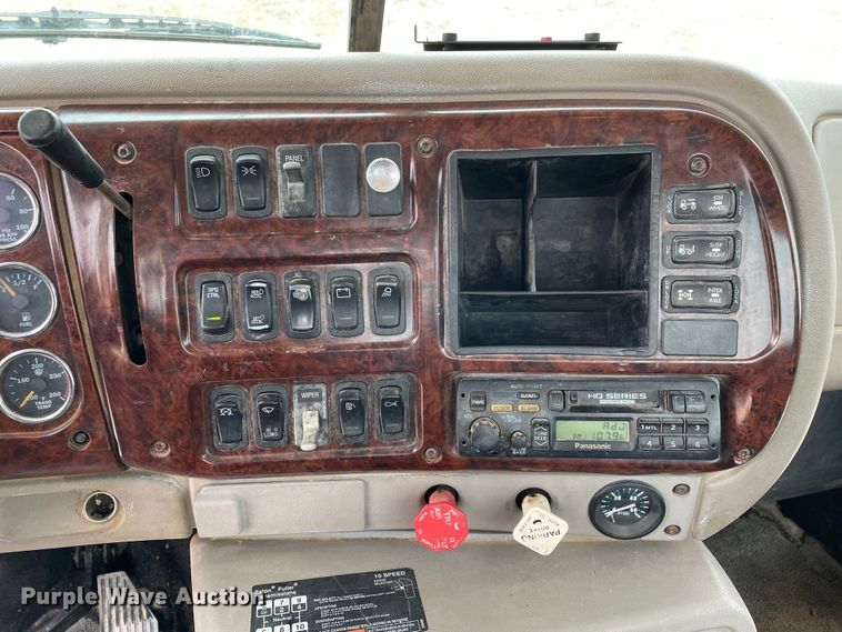 image for item DN4559 2001 Mack CH613  semi truck