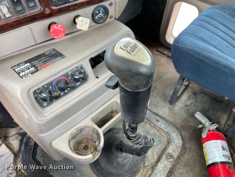 image for item DN4559 2001 Mack CH613  semi truck