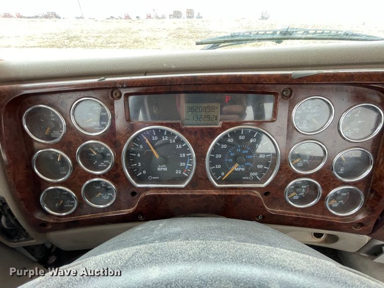 image for item DN4559 2001 Mack CH613  semi truck