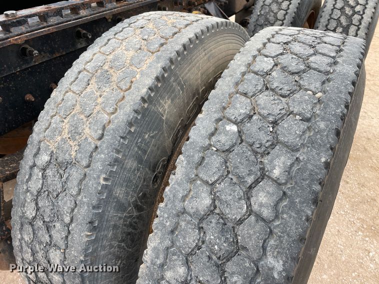 image for item DN4559 2001 Mack CH613  semi truck