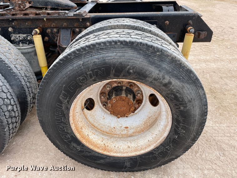 image for item DN4559 2001 Mack CH613  semi truck