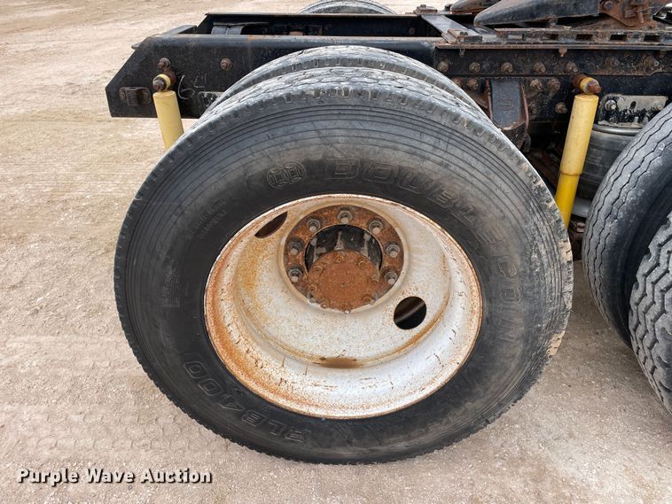 image for item DN4559 2001 Mack CH613  semi truck