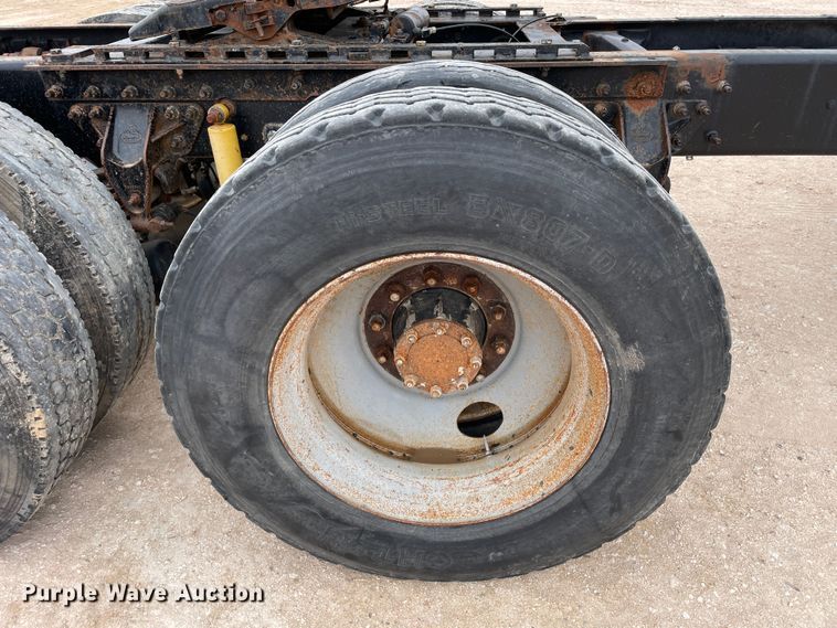 image for item DN4559 2001 Mack CH613  semi truck