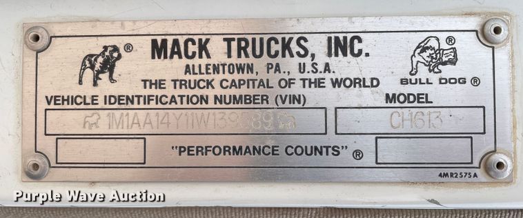 image for item DN4559 2001 Mack CH613  semi truck