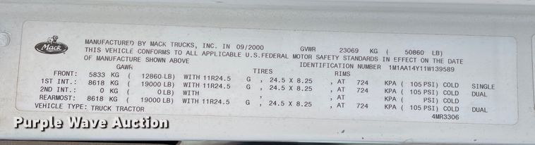 image for item DN4559 2001 Mack CH613  semi truck