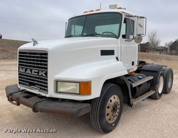 image for item DN4561 2001 Mack CH613  semi truck