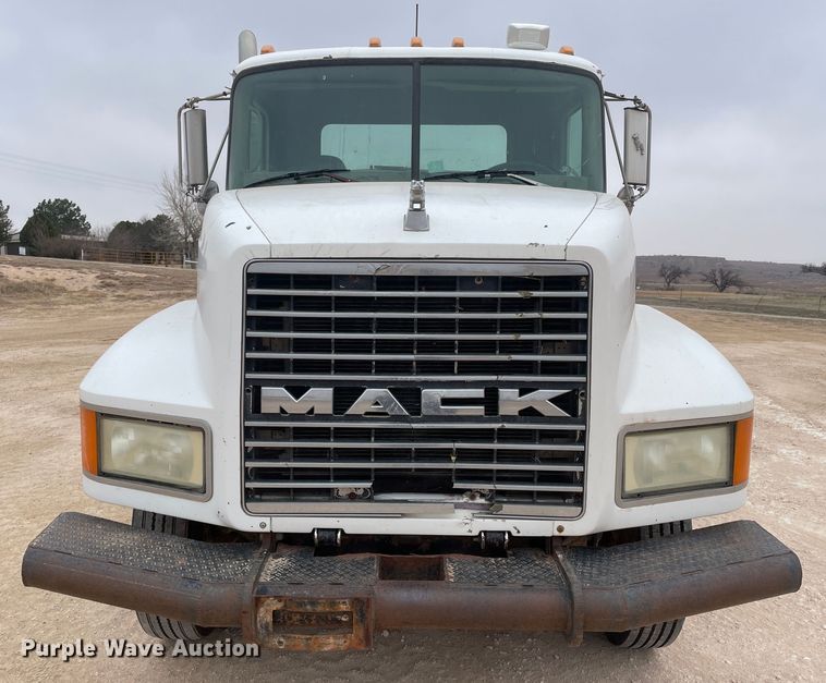 image for item DN4561 2001 Mack CH613  semi truck