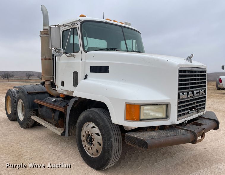 image for item DN4561 2001 Mack CH613  semi truck