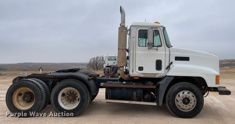 image for item DN4561 2001 Mack CH613  semi truck