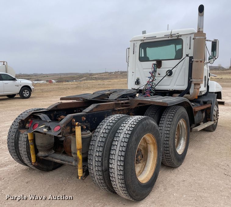 image for item DN4561 2001 Mack CH613  semi truck