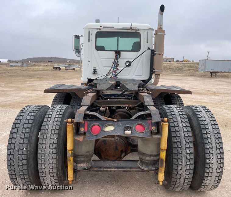 image for item DN4561 2001 Mack CH613  semi truck