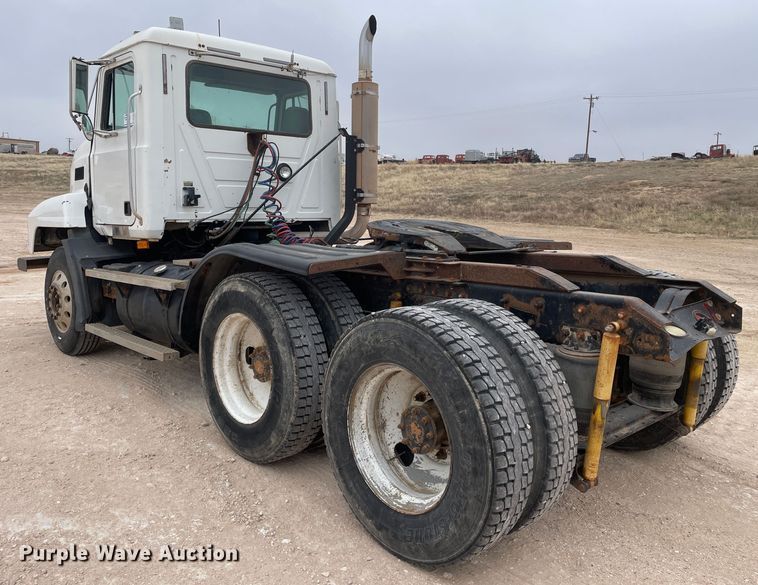 image for item DN4561 2001 Mack CH613  semi truck